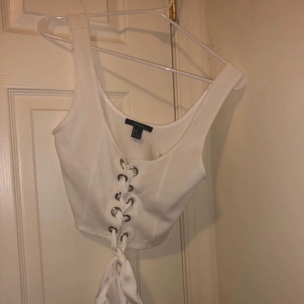 WHITE CROP TOP